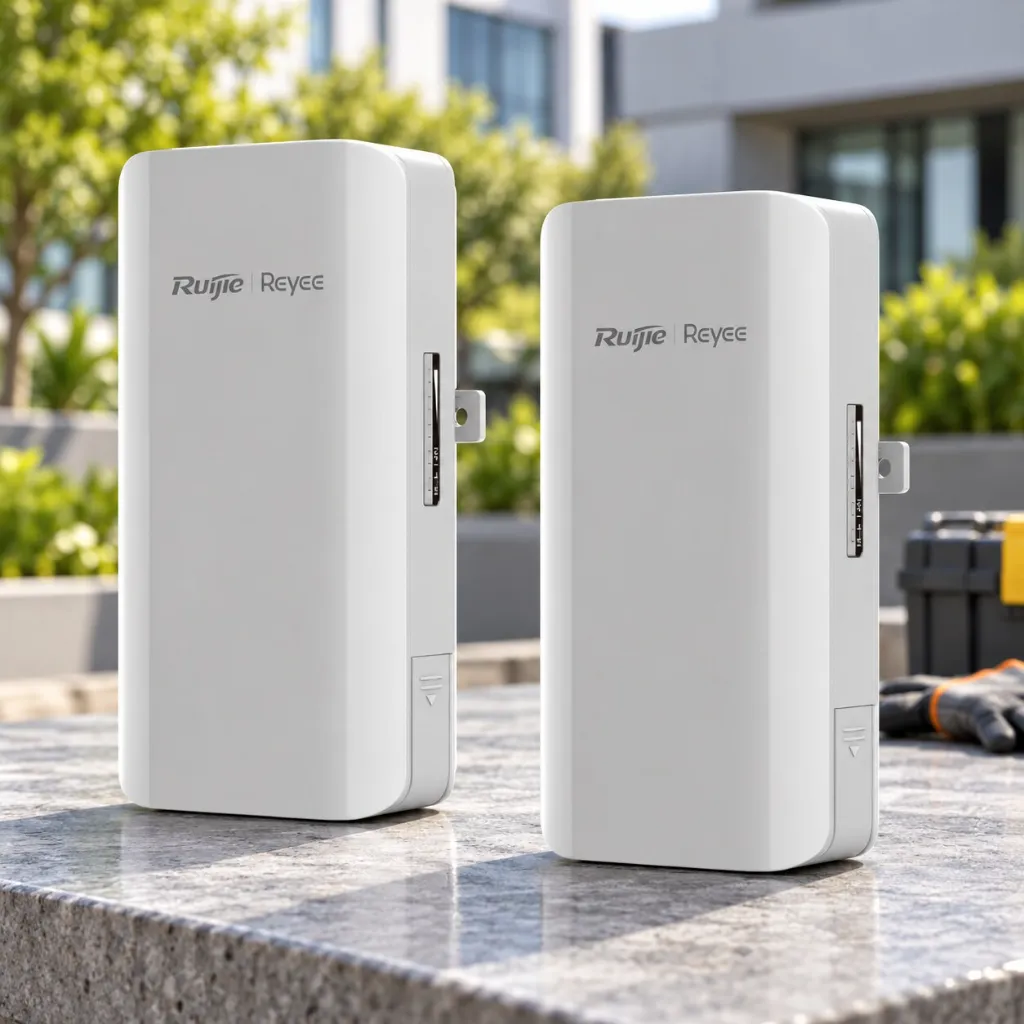 Equipos Ruijie Reyee RG-EST310 V2 sobre mesa técnica exterior; ilustración de uso, no indica cantidad incluida.